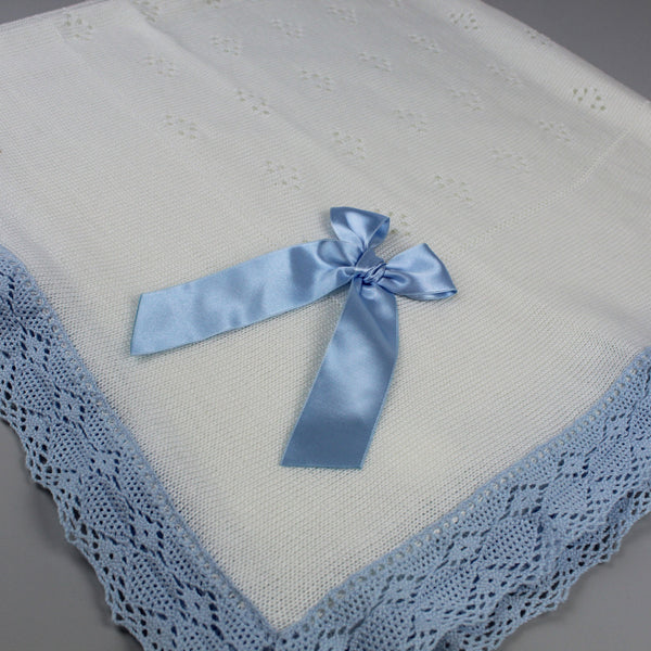 Shawl in white and blue with bow