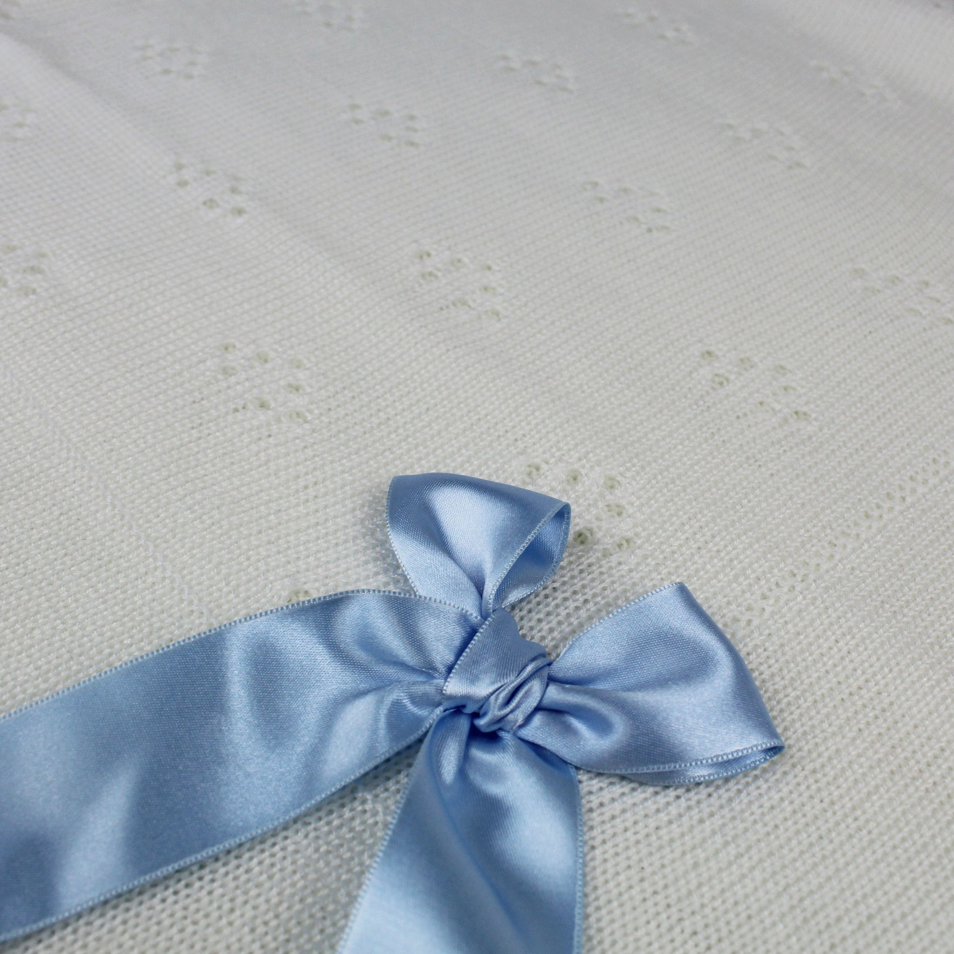 knitted pattern on spanish shawl with blue bow