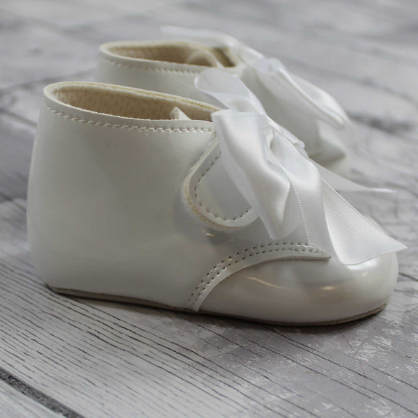 white girls sating bow shoes